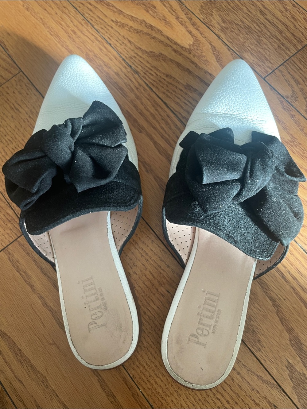 Pertini white leather pointed-toe mules with black bow